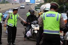 Polisi Tilang 349 Sepeda Motor yang Lintasi JLNT Kampung Melayu-Tanah Abang