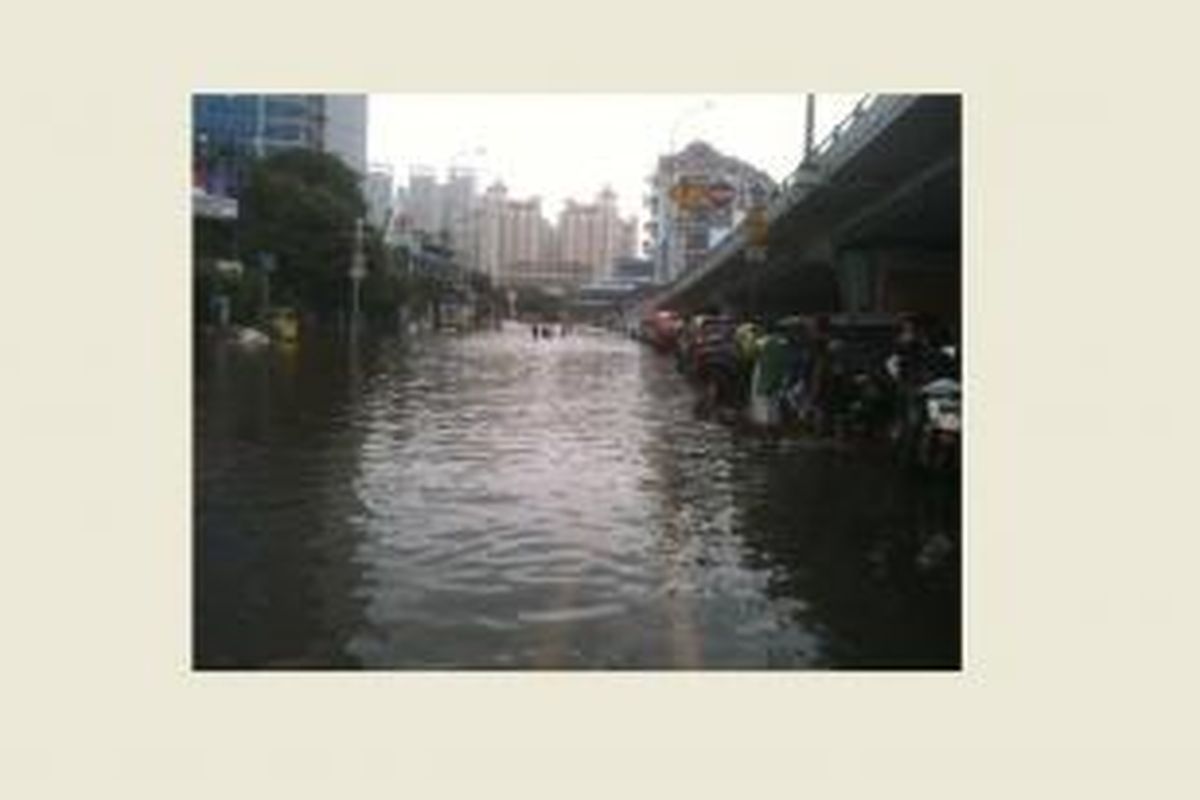 Ruas jalan S Parman di depan Universitas Trisakti dan Universitas Tarumanegara, Grogol, Jakarta Barat terendam banjir setinggi 30 hingga 50 cm, Sabtu (18/1/2014).