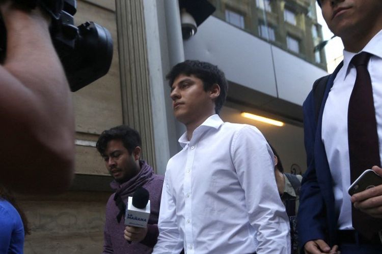 Nicolas Zepeda dari Chili, yang dicurigai atas penghilangan dan kemungkinan pembunuhan seorang mahasiswa Jepang pada bulan Desember di kota Besancon, Perancis, meninggalkan pengadilan di Santiago, pada 14 Februari 2017