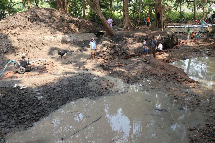 Struktur bangunan dari bata kuno kembali ditemukan saat penggalian di dasar sendang Sumberbeji, Selasa (16/7/2019). Di lokasi penemuan situs purbakala di Dusun Sumberbeji, Desa Kesamben, Kecamatan Ngoro, Kabupaten Jombang, Jawa Timur, ditemukan tiga struktur bangunan berbeda dengan jarak yang saling berdekatan. 