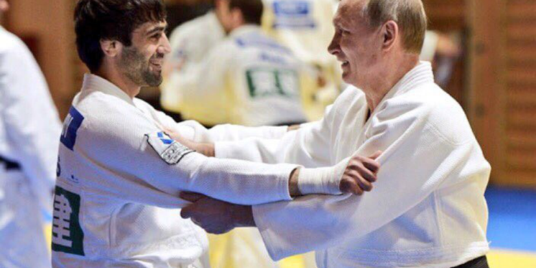 Presiden Rusia, Vladimir Putin mengalami cedera jari saat berlatih judo bersama juara Olimpiade, Beslan Mudranov.