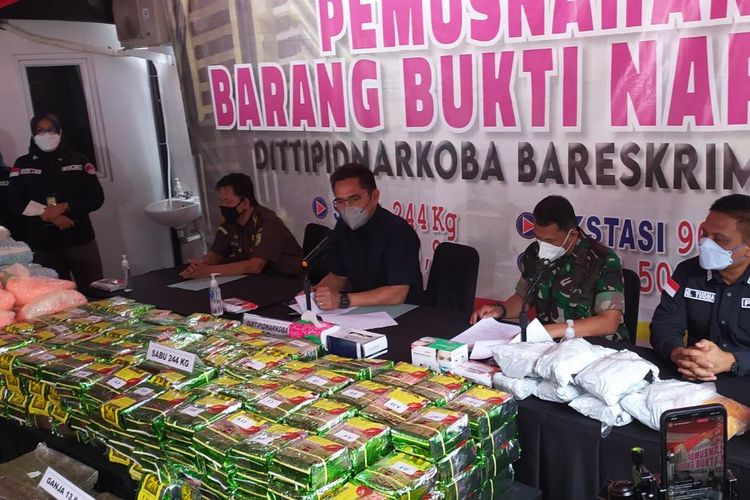 Konferensi pers pemusnahan barang bukti narkoba di RSPAD Gatot Subroto, Jakarta, Selasa (18/1/2022).