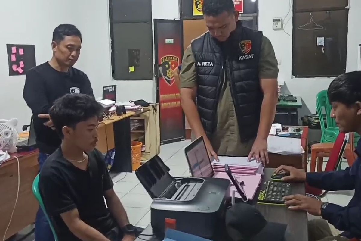 Pelaku saat diinterogasi di ruang PPA Polres pinrang *** Local Caption *** ( SULSEL) Kesal Dengan Istri, Seorang Ayah di Pinrang Aniaya Anaknya