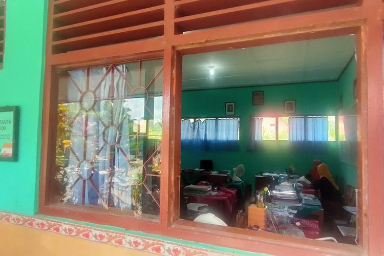DIJEBOL MALING: Jendela di Sekolah Dasar Negeri Sambiroto di Padukuhan Sambiroto, Kalurahan Banyuroto, Kapanewon Nanggulan, Kabupaten Kulon Progo, Daerah Istimewa Yogyakarta (DIY) dijebol maling. Pencuri masuk lewat jendela ini untuk mencuri satu proyektor dan dua laptop dari ruang guru SD.