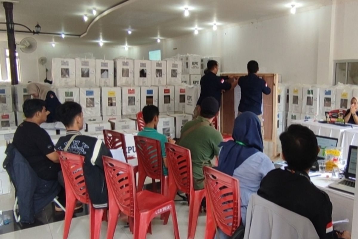 Sejumlah petugas kepolisian TNI POLRI menjaga ketat gedung Baraya lokasi rekapitulasi tingkat Kecamatan Kuningan, pada Rabu (21/2/2024) siang. Penjagaan ini dilakukan mengingat adanya insiden Bundel C Hasil TPS 04 Kelurahan Ciporang yang sempat membuat ramai setempat.