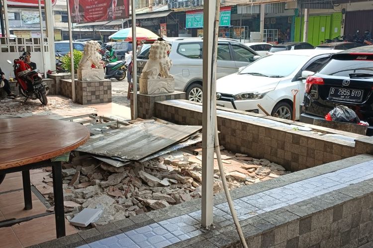 Kondisi ruko bermasalah di Jalan Niaga, Blok Z4, Utara, Pluit, Penjaringan, Jakarta Utara pada Minggu (28/5/2023). Ruko itu dibongkar karena mencaplok bahu jalan dan saluran air.