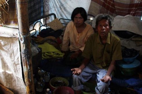Suami Istri Pembersih Makam Tinggal di Gubuk Tanpa Listrik dan Kamar Mandi Selama 15 Tahun