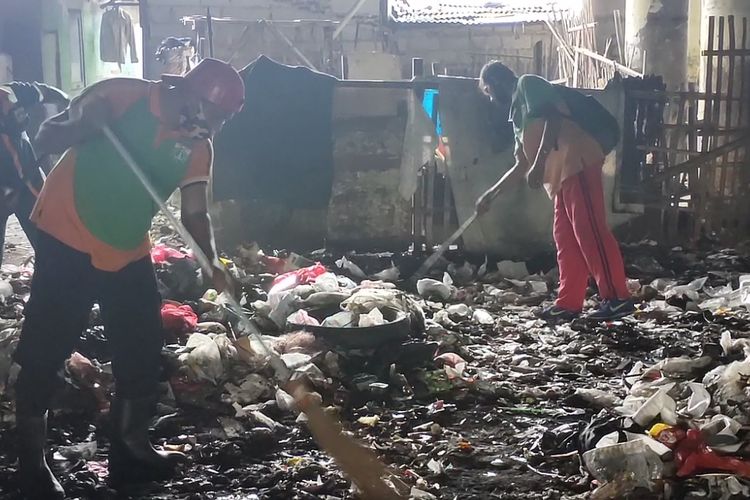 Puluhan petugas gabungan melakukan pembersihan sampah di kolong tol Ir Wiyoto Wiyono di RW 08 Kelurahan Papanggo, Tanjung Priok Jakarta Utara pada Selasa (23/3/2021).