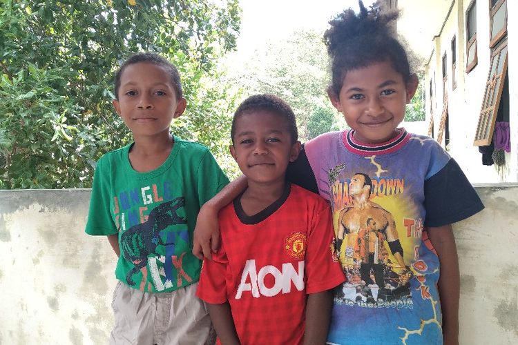 Dari kiri, Evan (10 tahun), Drey (6) dan Misel (8). Mereka adalah 3 anak daro total 21 anak di Kampung Kemiri, Kelurahan Dobonsolo, Distrik Sentani, Kabupaten Jayapura, Papua, yang akan dibawa Presiden Joko Widodo untuk berlibur ke Jakarta pada Juni 2019 (4/04/2019)