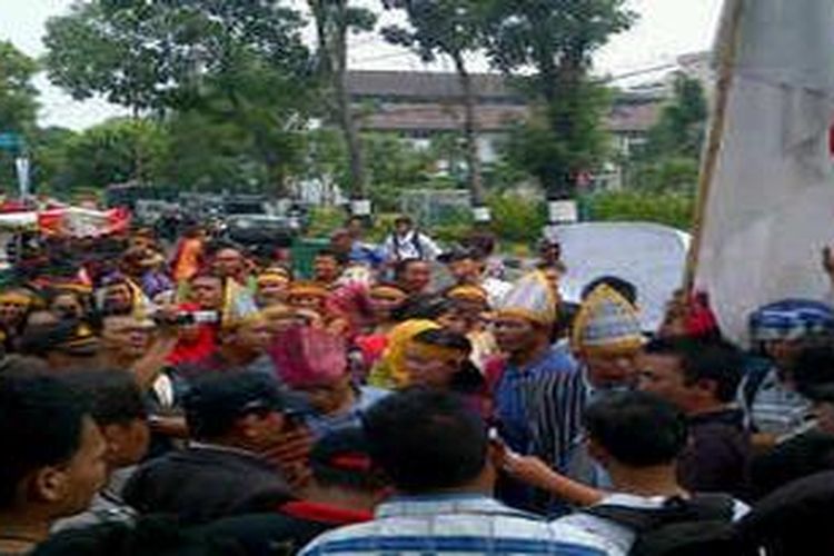 Massa dari elemen masyarakat dan mahasiswa melakukan aksi manortor di depan Konjen Malaysia