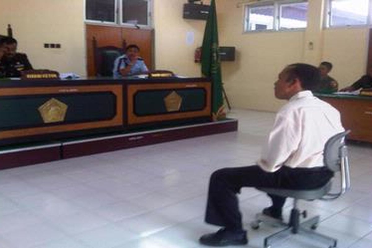 Suasana sidang perkara Sersan Dua Ilmun Abdul Said, salah seorang dari empat anggota TNI Angkatan Darat yang terlibat kasus penyelundupan imigran gelap, di Mahkamah Militer III-13 Madiun, Senin (3/9/2012).