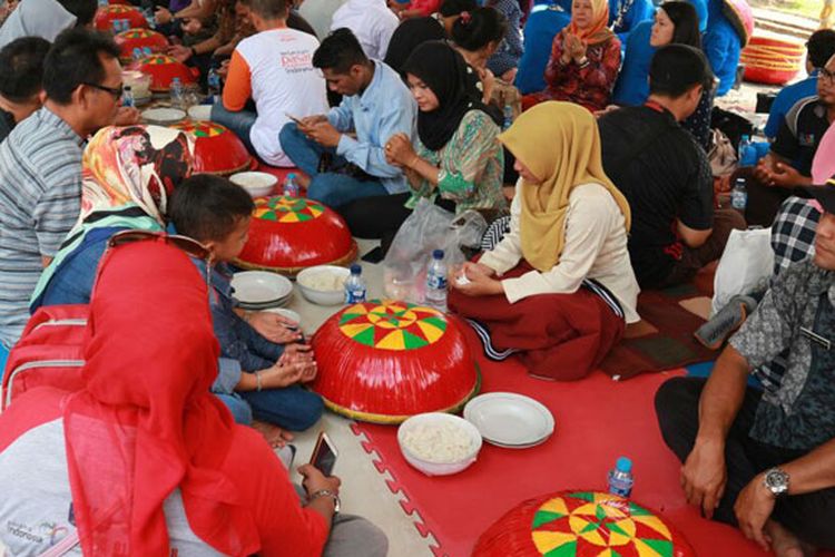 Tradisi Nganggung Dulang masyarakat Toboali, Bangka Selatan, Bangka Belitung seusai Toboali Fashion Carnaval 2017 di Rumah Dinas Bupati Bangka Selatan di Toboali, Minggu (30/7/2017).