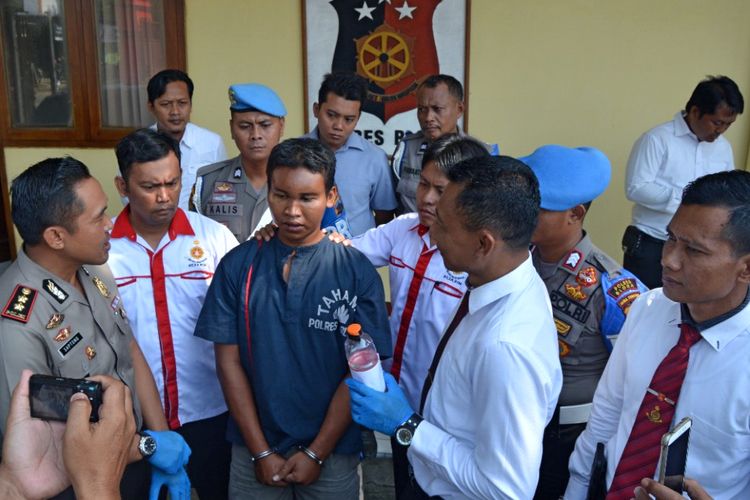 Polisi menunjukkan pelaku pembunuhan, Edi Sumarsono alias Sondong (24), warga Pojok, Kecamatan Randublatung, Blora ‎di Mapolres Blora, Senin (19/5/2018).