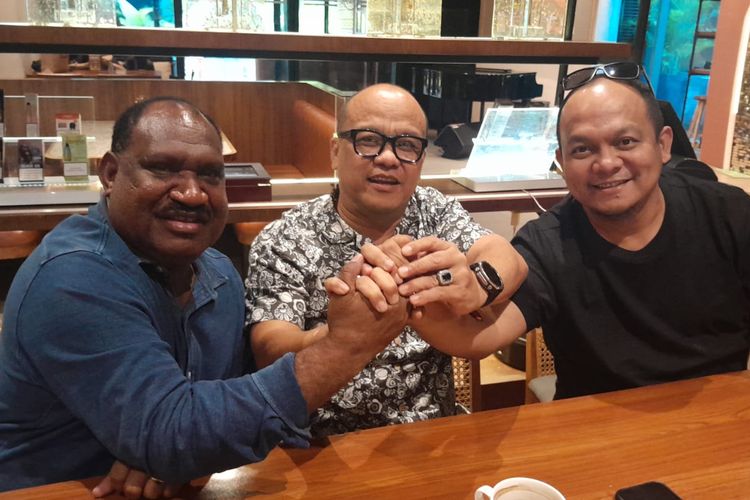 Calon Ketua Federasi Provinsi FA7 Papua, Willem Wandik (kiri), bersama dengan Presiden FA7 Indonesia, Raden Bambang Pramukantoro