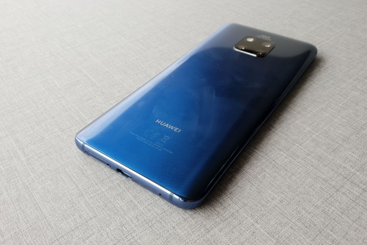 Material kaca yang membalut bodi Huawei Mate 20 Pro membuat bagian belakang mudah kotor dan meninggalkan sidik jari. 