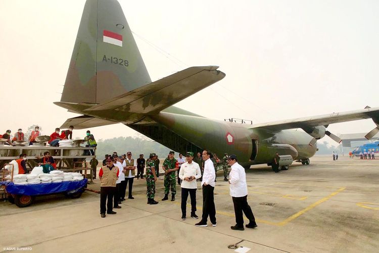 Presiden Jokowi meninjau Pesawat C-130 Hercules milik TNI AU dari Skadron 31 Lanud Halim yang akan dikerahkan untuk mengatasi kebakaran hutan dan lahan di Provinsi Riau, di Lanud Roesmin Nuryadin, Pekanbaru. Pesawat Hercules C-130 Hercules ini sudah dimodifikasi sedemikian rupa sebagai pesawat pencipta  hujan buatan.