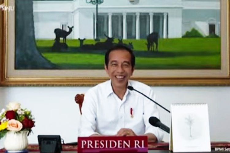 Tawa Presiden Jokowi saat berdialog secara virtual dengan para siswa SD dalam dangka hari anak nasional 2021, Jumat (23/7/2021). 