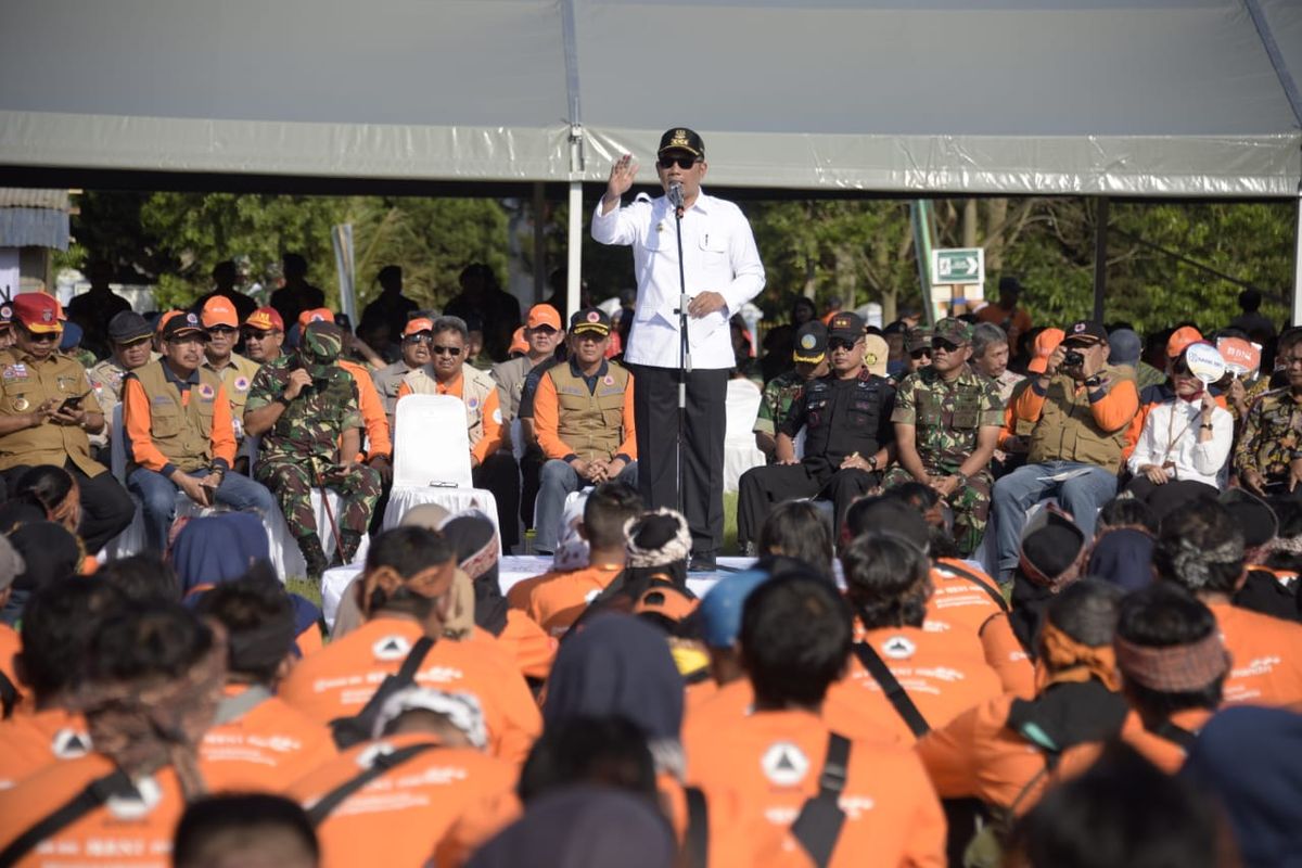 Gubernur Jawa Barat Ridwan Kamil memberi pengarahan kepada ratusan relawan Forum Pengurangan Risiko Bencana Jawa Barat yang baru dilantik saat memperingati Hari Kesiapsiagaan Bencana Tahun 2019 di Sesko AU Lembang, Kabupaten Bandung Barat, Jumat (26/4/19).