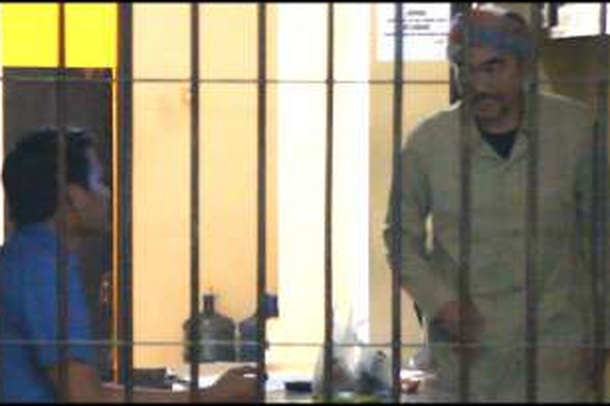 Gatot Brajamusti saat berada di ruang tahanan Polda NTB, Rabu (19/10/2016).