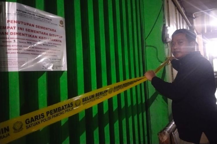 Satpol PP Kota Semarang menyegel empat tempat hiburan di Semarang.