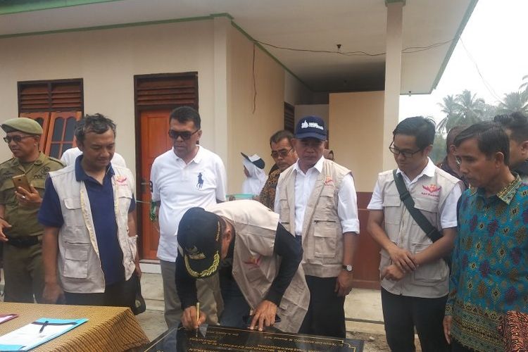 Mendikbud Muhadjir Effendy melihat penandatanganan prasasti oleh Bupati Natuna Hamid Rizal di SMPN 3 Satap Kampung Segeram, Bunguran Barat, Kabupaten Natuna, Kepulauan Riau, Kamis (19/9/2019).