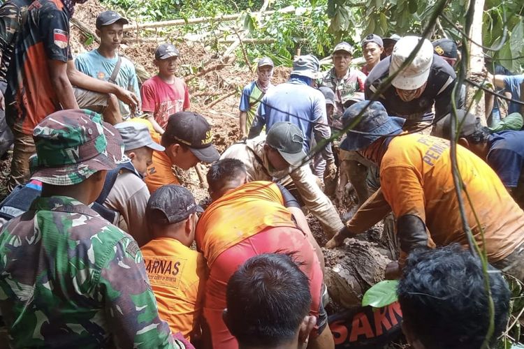 Proses evakuasi korban yang tertimbun longsor di Way Kanan, Minggu (12/3/2023).