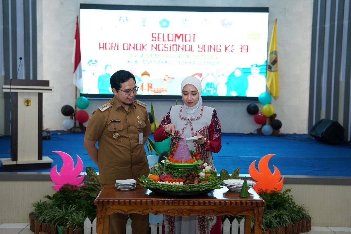 Bupati Hulu Sungai Tengah (HST) Aulia Oktafiandi mendampingi Bunda Pendidikan Anak Usia Dinia (PAUD) Kabupaten HST, Cheri Bayuni Budjang Aulia Oktafiandi melakukan pemotongan tumpeng dalam acara Peringatan Hari Anak Nasional (HAN) ke-39 di Pendopo Hulu Sungai Tengah, Kalimanten Selatan (Kalsel), Senin (7/8/2023).