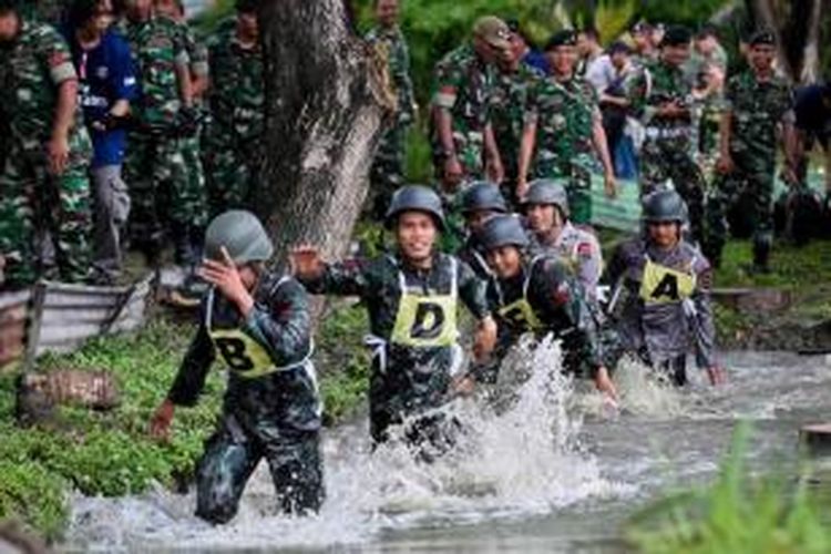 Anggota TNI Kodam Iskandar Muda bersama anggota Brimob Polda Aceh melakukan kegiatan outbound dalam rangka silaturahmi TNI-Polri di Batalyon 112 Raider, Mata Ie, Aceh Besar,  Jumat (28/11/2014). Kegiatan tersebut juga diisi dengan senam bersama, dan sosialisasi keselamatan berkendara oleh anggota polisi lalu lintas. 