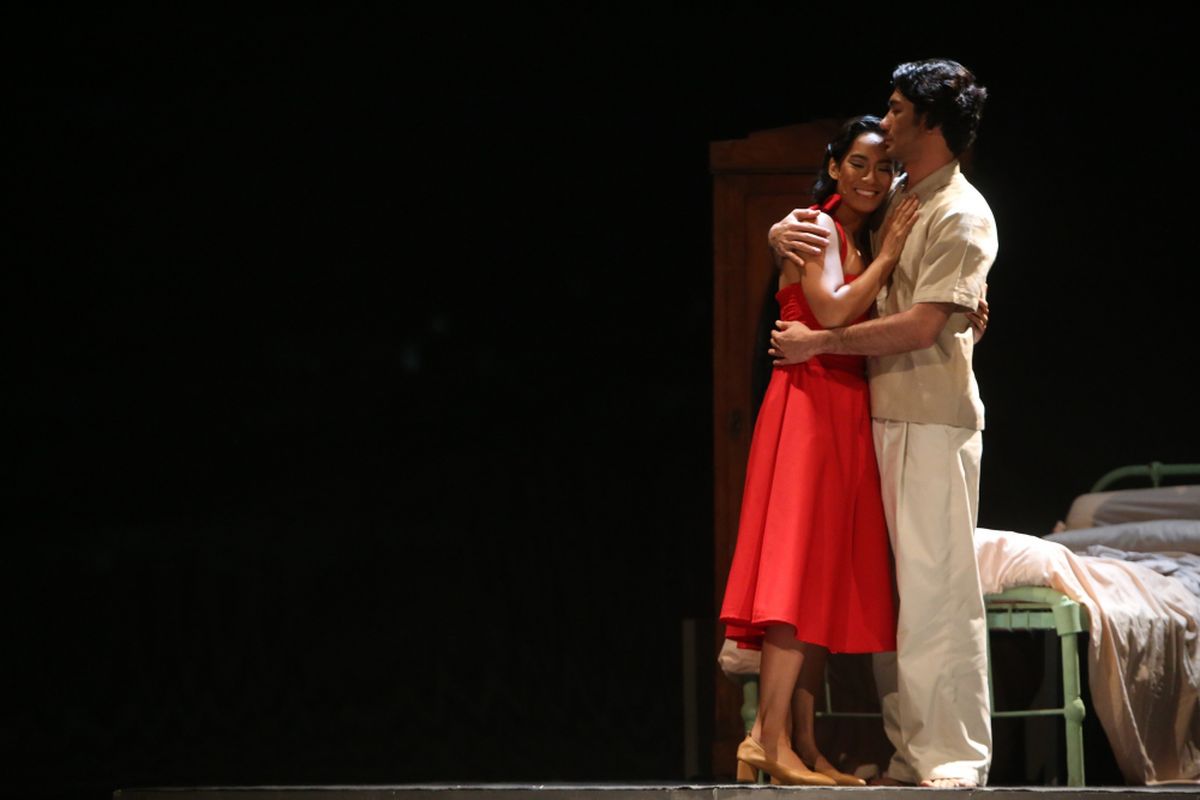 Aksi Reza Rahardian dan Tara Basro saat pentas teater bertajuk Perempuan Perempuan Chairil di Gedung Teater Jakarta, Taman Ismail Marzuki, Jakarta, Sabtu (11/11/2017). Pementasan Perempuan Perempuan Chairil bercerita tentang perjalanan hidup Chairil Anwar melalui puisi-puisinya yang memaknai kemerdekaan manusia dan kemerdekaan bangsa Indonesia.