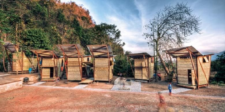 Arsitektur muda di Trondheim, Norwegia, Andreas Gjertsen dan Yashar Hanstad merancang dan membangun serangkaian rumah, perpustakaan, dan sebuah pemandian untuk anak yatim di sepanjang perbatasan Thailand-Burma.