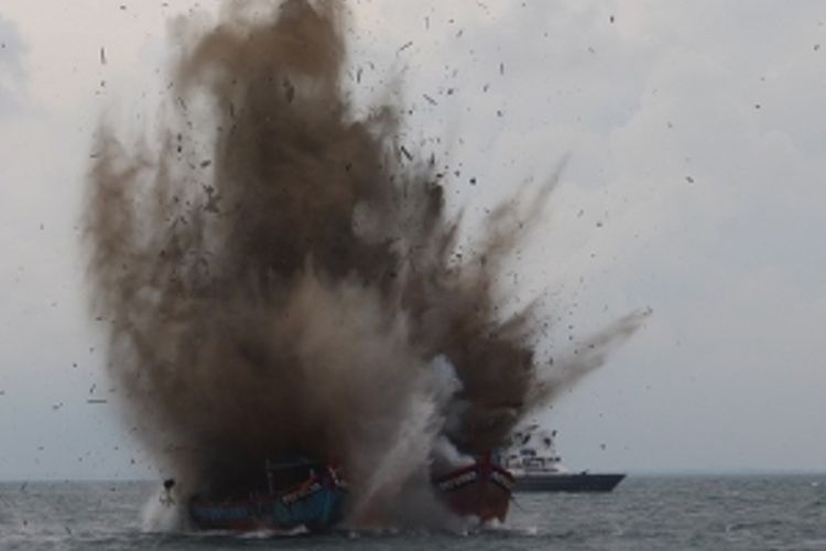 Tiga kapal asal Malaysia yang melakukan pencurian ikan diledakan di perairan Kuala Langsa, Kota Langsa, Aceh, Sabtu (1/4/2017)