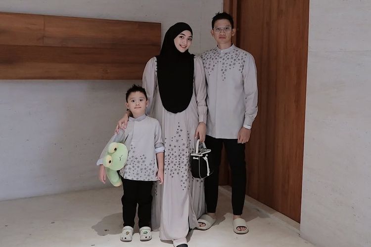 Outfit Citra Kirana dan Keluarga Saat Idul Adha 2025, Serasi dengan Warna Abu-abu
