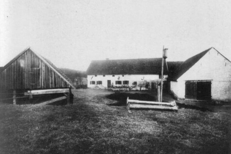 Kondisi kediaman dan peternakan Keluarga Gruber di Hinterkaifeck, Bavaria, Jerman, beberapa hari pascainsiden pembunuhan yang menewaskan enam anggota keluarga.