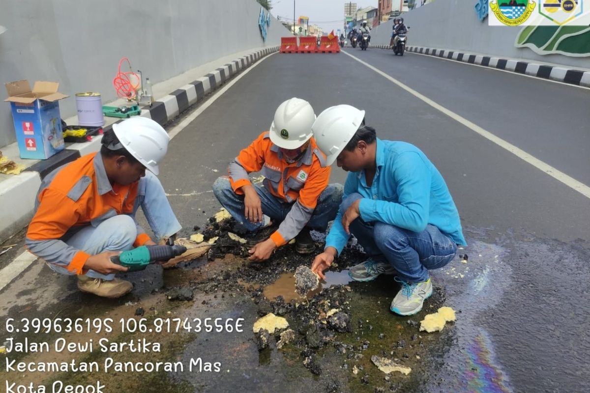 Petugas dari Dinas Bina Marga dan Penataan Ruang (DBMPR) Jawa Barat tengah memperbaiki rembesan air dari aspal Underpass Dewi Sartika, pada Minggu (27/3/2023).