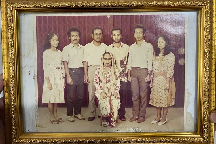 Foto Ibu Nur, founder Roti Ka Nung dan anak-anaknya