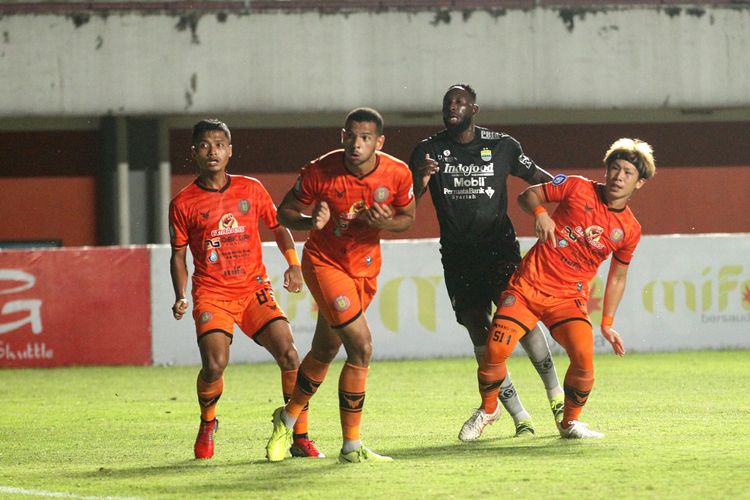 Penampilan penyerang Persib Bandung Geoffrey Castillion dalam pertandingan Liga 1 melawan Persiraja Banda Aceh di Stadion Maguwoharjo, Rabu (24/11/2021).