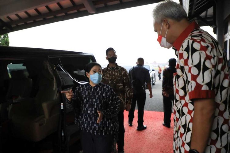 Gubernur Jateng Ganjar Pranowo menyalami DPR RI Puan Maharani di Bandara Adi Soemarmo, Boyolali, Minggu (11/12/2022).