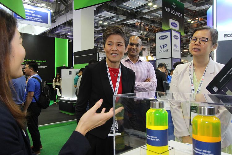 Teknologi 3D TRASAR? for Direct-to-Chip Liquid Cooling dari Ecolab memungkinkan sistem pendinginan presisi tinggi yang efisien energi, mengurangi konsumsi air dan emisi karbon pada pusat data modern.