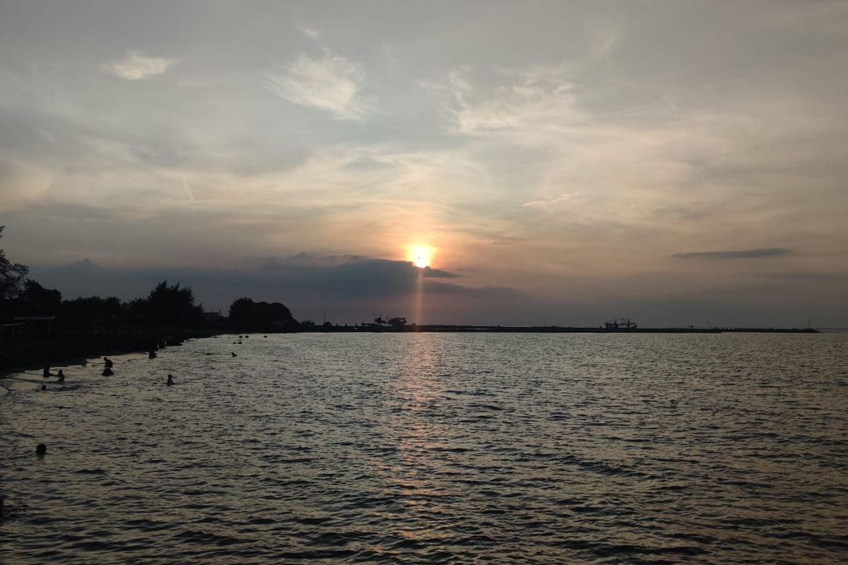 Pantai Sendang Sekucing adalah salah satu obyek wisata di Kendal, Jawa Tengah.