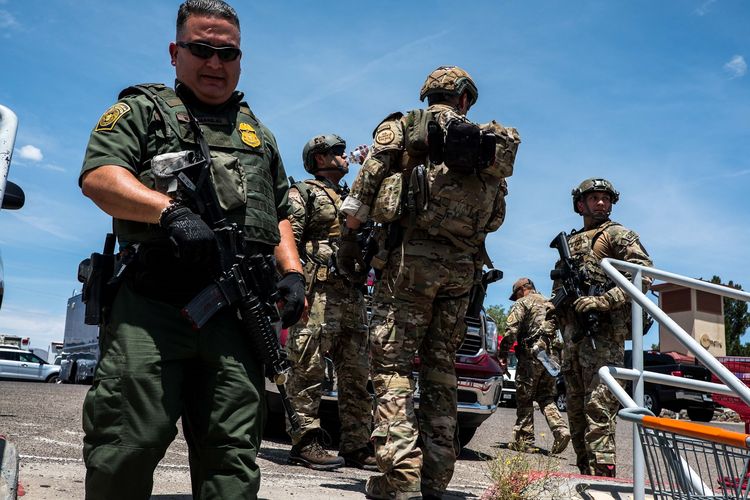 Penegak hukum merespons penembakan massal yang terjadi di Walmart dekat Cielo Vista Mall di El Paso, Texas, Sabtu (3/8/2019). Sebanyak 20 orang dilaporkan tewas dalam insiden tersebut.