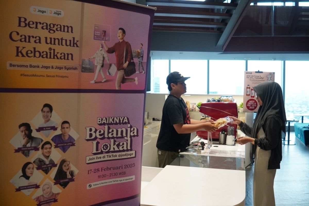 Bank Jago menggelar edukasi keuangan dan live shopping bersama influencer untuk mendorong belanja bijak serta mendukung pengusaha lokal selama bulan Ramadhan. 