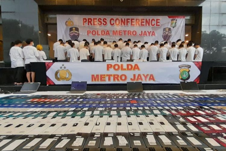 Konferensi pers penangkapan sindikat WNA pelaku penipuan dan pemerasan lewat aplikasi kencan online di Polda Metro Jaya, Sabtu (13/11/2021).