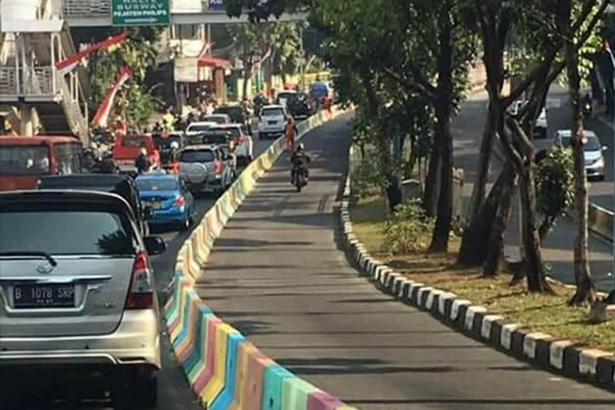 Separator jalan dibuat warna-warni untuk menyambut Asian Games 2018