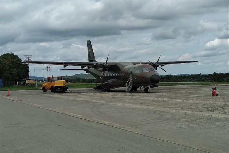 Pesawat CN235 milik TNI AU yang digunakan untuk menyuplai BBM dalam rangka pencarian Helikopter MI-17 milik TNI AD yang hilang di Pegunungan Bintang, Papua, sejak 28 Juni 2019 (30/06/2019)