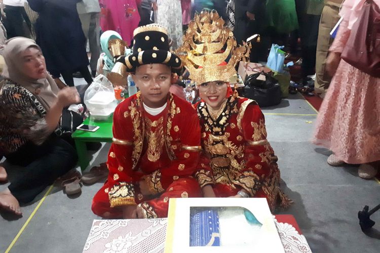 Pasangan termuda dalam acara nikah massal yang diselenggarakan pemerintah provinsi (pemprov) DKI Jakarta di kawasan Park and Ride, Jalan MH Thamrin 10, Jakarta Pusat pada Senin (31/12/2018) malam. 