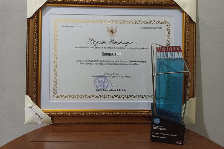 Piagam penghargaan dan trofi yang diberikan oleh Kemendikbud Ristek kepada Kompas.com pada Anugerah Merdeka Belajar, Senin (29/5/2023).