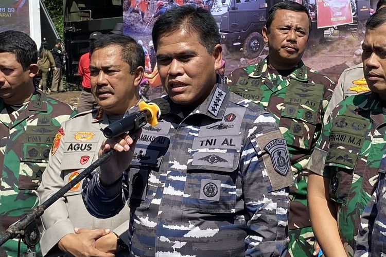 Kepala Staf Angkatan Laut (KSAL) Laksamana Muhammad Ali di sela-sela bakti sosial korban gempa di Desa Cibulakan, Kecamatan Cugenang, Kabupaten Cianjur, pada Sabtu (18/3/2023).
