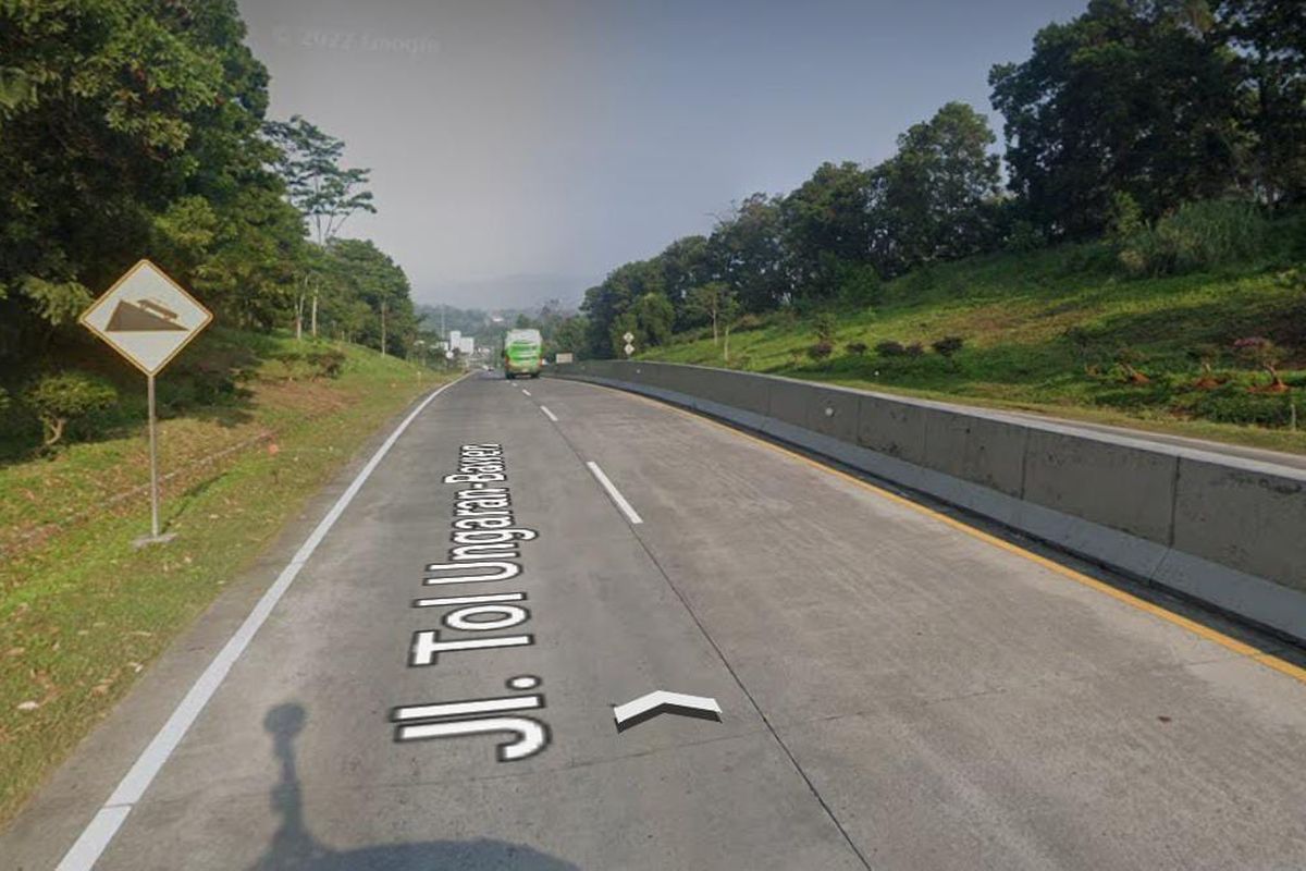 Exit tol Bawen memiliki jalan menurun cukup panjang yang berujung di lampu merah pertigaan.