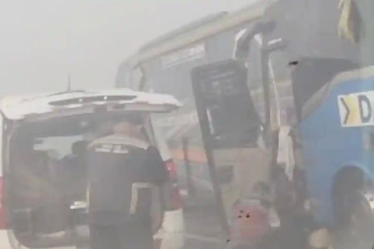 Tabrakan Beruntun Bus Damri dan ALS di Tol Palindra Akibat Kabut Asap, Belasan Penumpang Luka