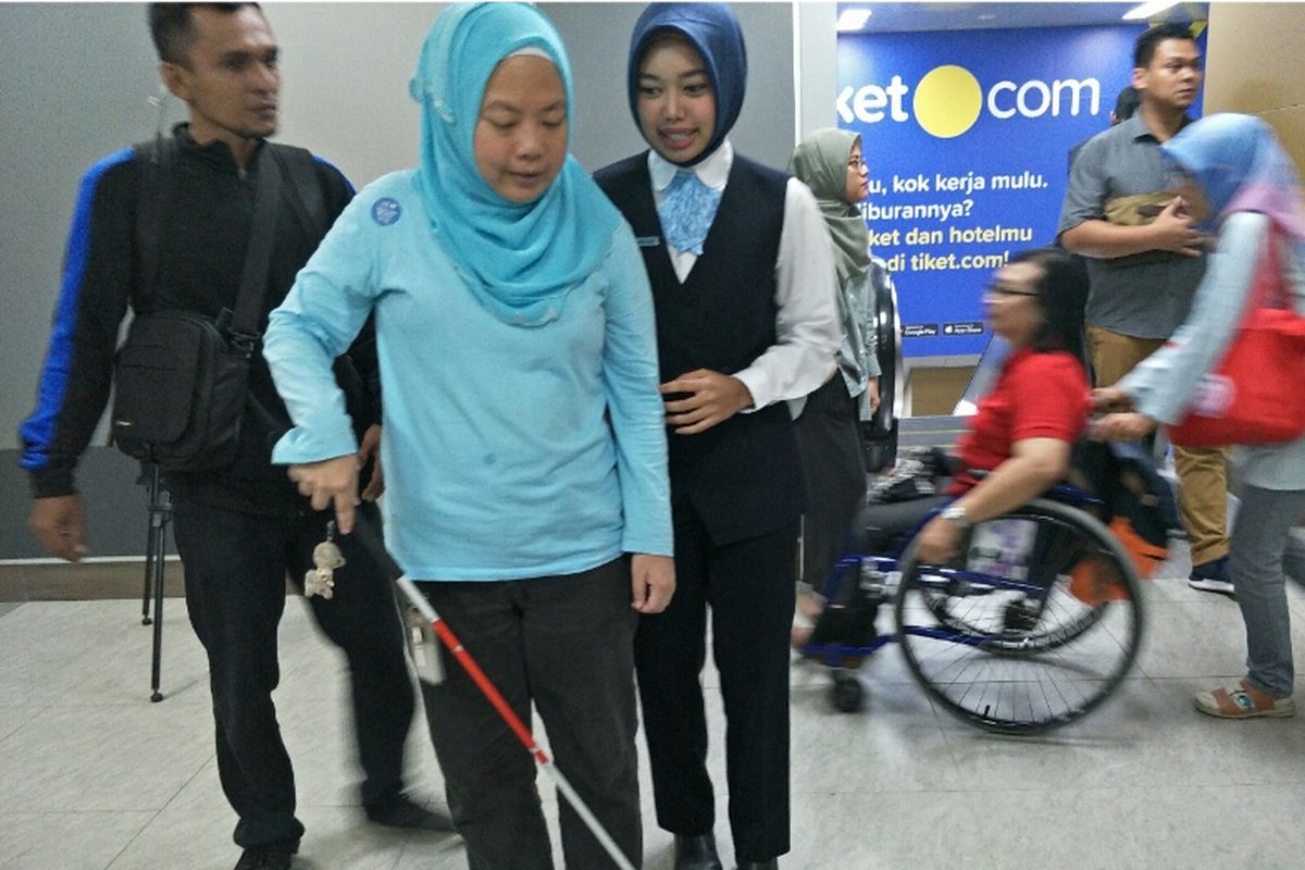 Penumpang disabilitas di MRT Bunderan HI, Sabtu (16/3/2019).